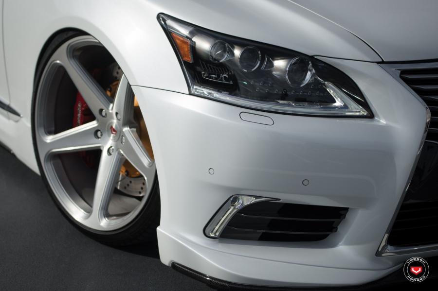 Детали интерьера Lexus LS460 on Vossen Wheels (CG-201) 2016 года  (фото 12 из 21)
